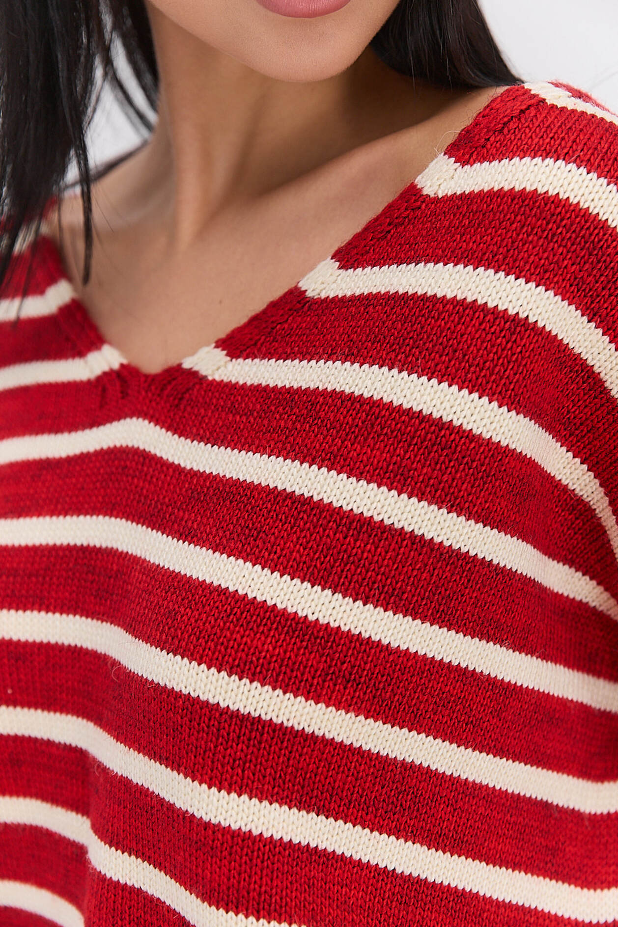 Жіночий в`язаний пуловер oversize темно-червоний в молочну смужку