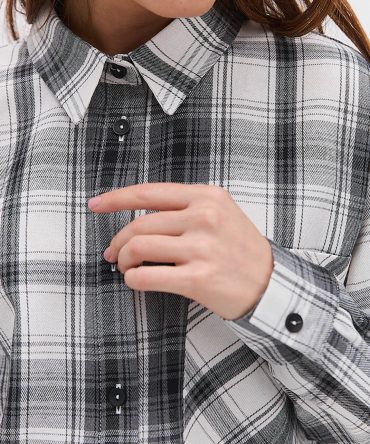 Жіноча картата сорочка молочна з кишенею на грудях