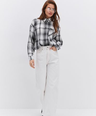 Жіноча картата сорочка молочна з кишенею на грудях