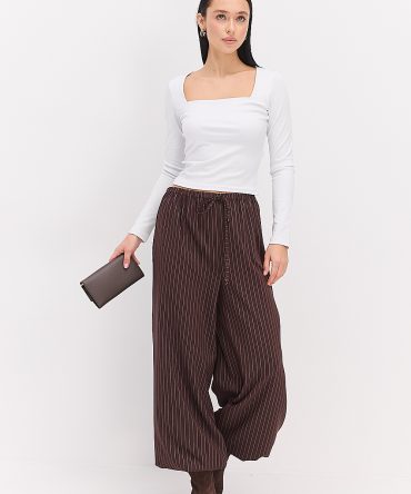 Жіночий лонгслів білий з квадратною горловиною