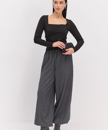 Жіночий лонгслів чорний з квадратною горловиною