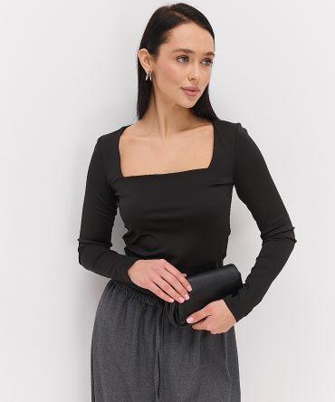 Жіночий лонгслів чорний з квадратною горловиною