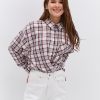 Жіноча сорочка молочна в червону клітинку з кишенею на грудях