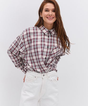 Жіноча сорочка молочна в червону клітинку з кишенею на грудях