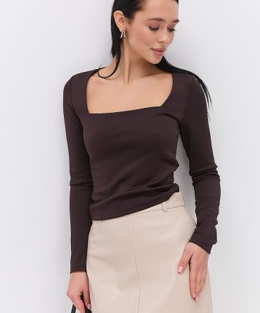 Жіночий лонгслів шоколадний з квадратною горловиною