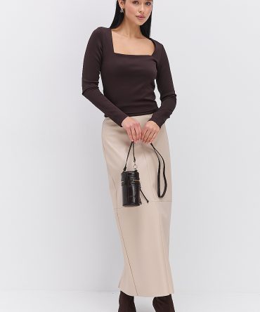 Жіночий лонгслів шоколадний з квадратною горловиною
