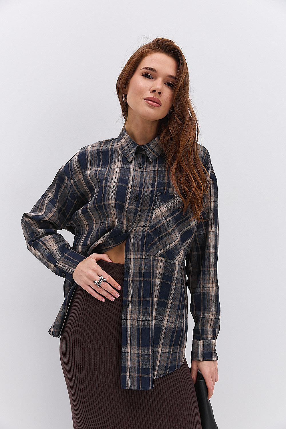 Жіноча картата сорочка темно-синя з кишенею на грудях