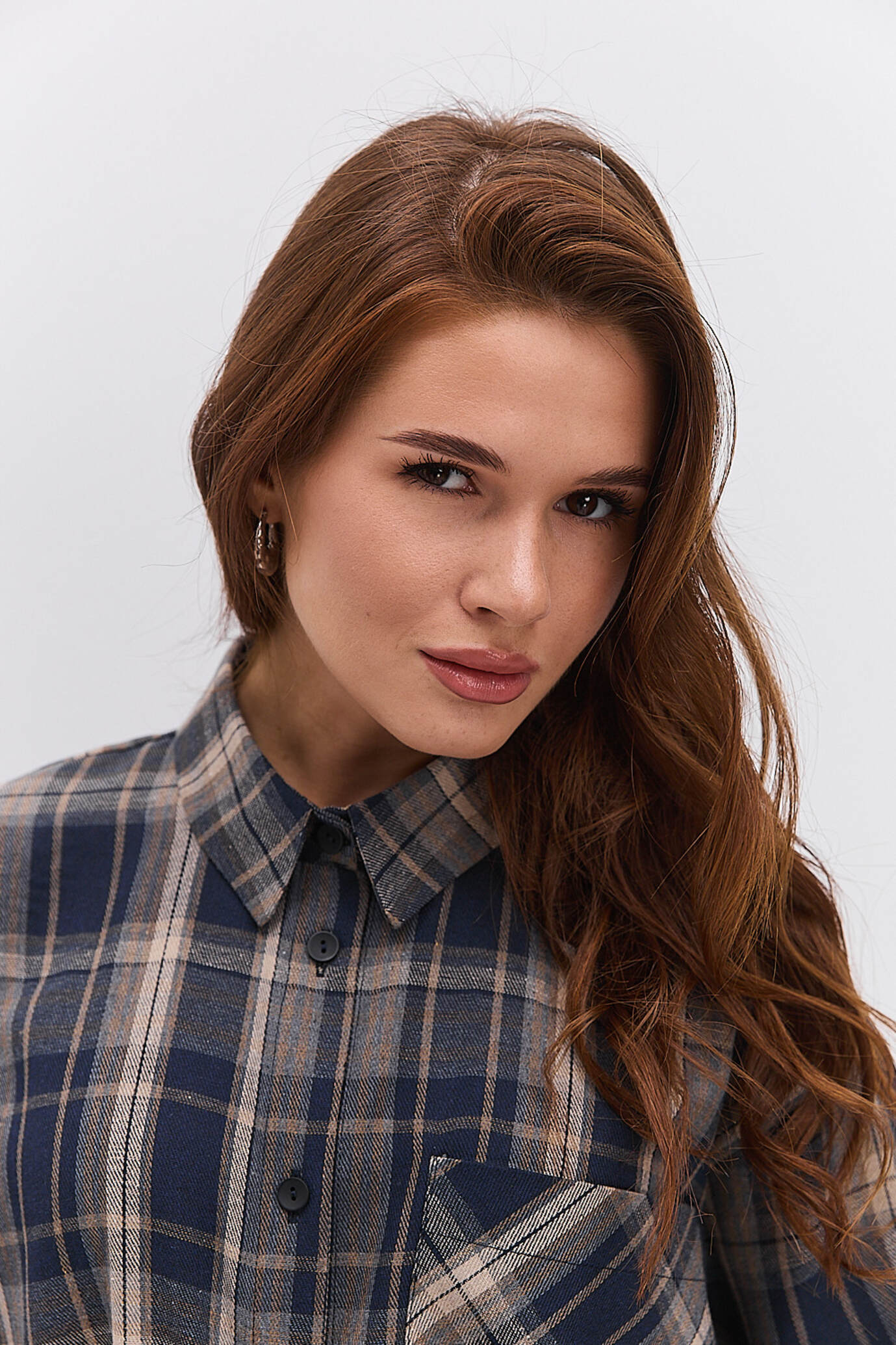 Жіноча картата сорочка темно-синя з кишенею на грудях