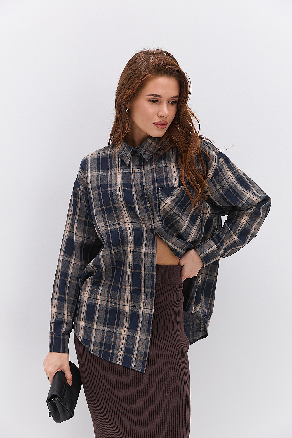 Жіноча картата сорочка темно-синя з кишенею на грудях