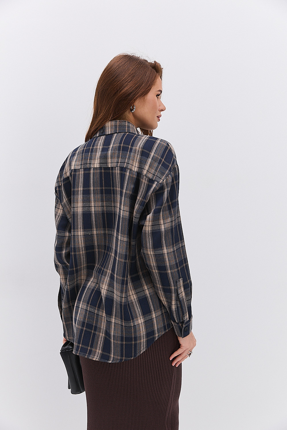 Жіноча картата сорочка темно-синя з кишенею на грудях