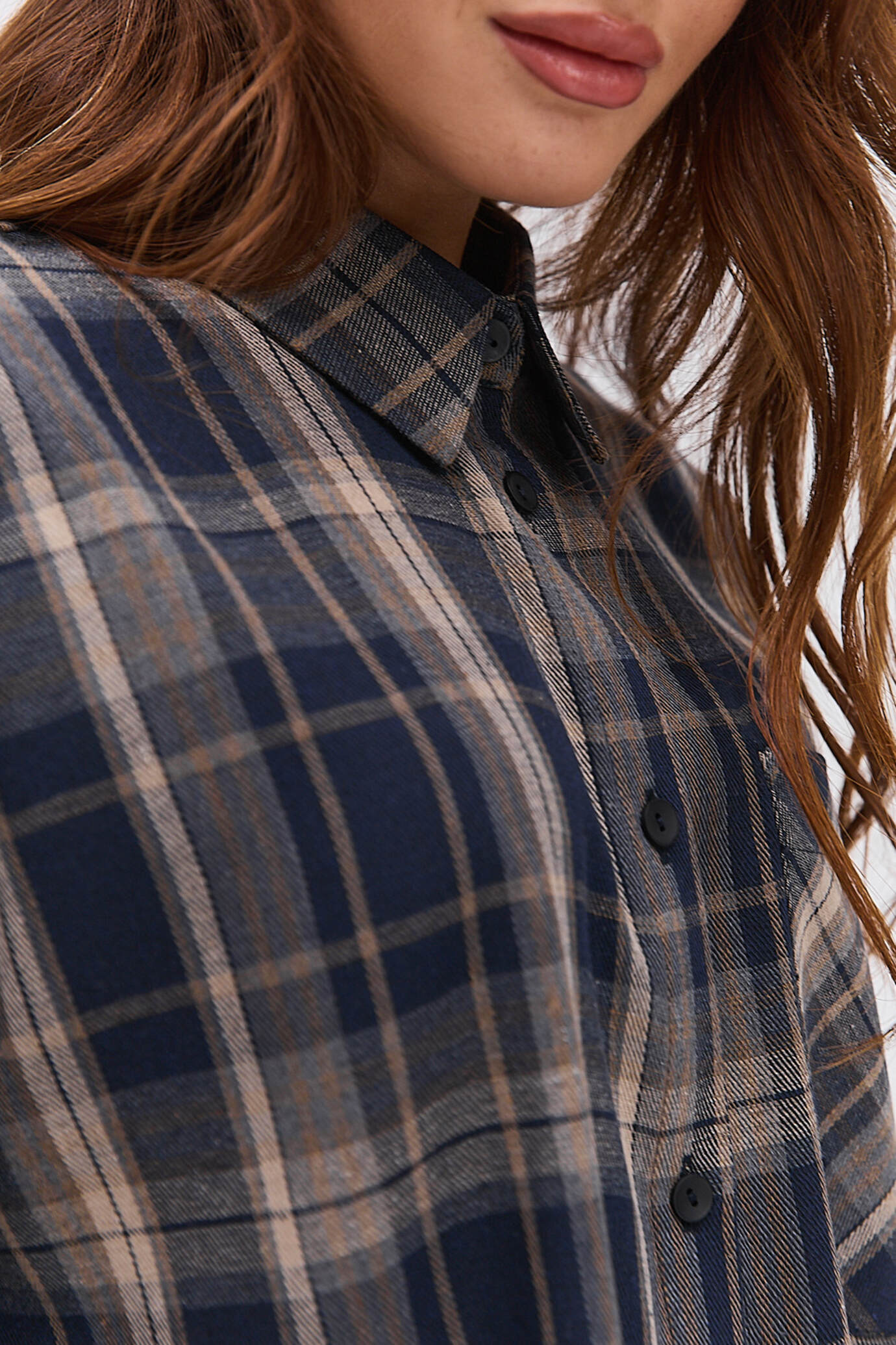 Жіноча картата сорочка темно-синя з кишенею на грудях