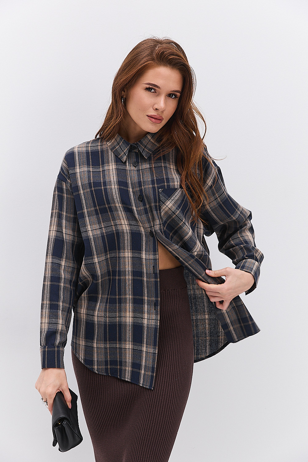 Жіноча картата сорочка темно-синя з кишенею на грудях