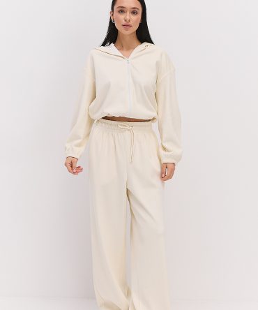 Жіночий спортивний костюм з вельвету на флісі молочний