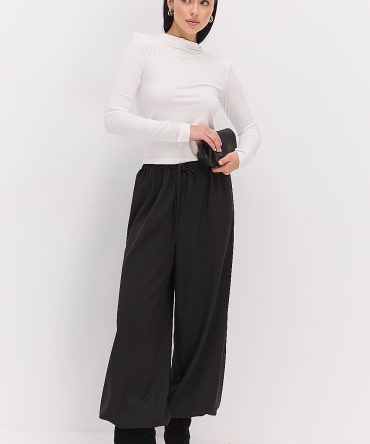 Жіночий лонгслів молочний з плечиками і вирізом для великого пальця