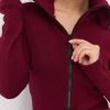 Жіноча трикотажна кофта на блискавці бордова з високим коміром
