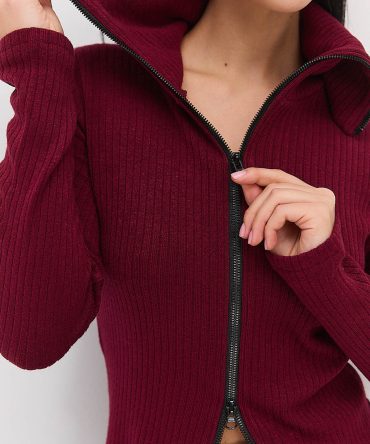 Жіноча трикотажна кофта на блискавці бордова з високим коміром