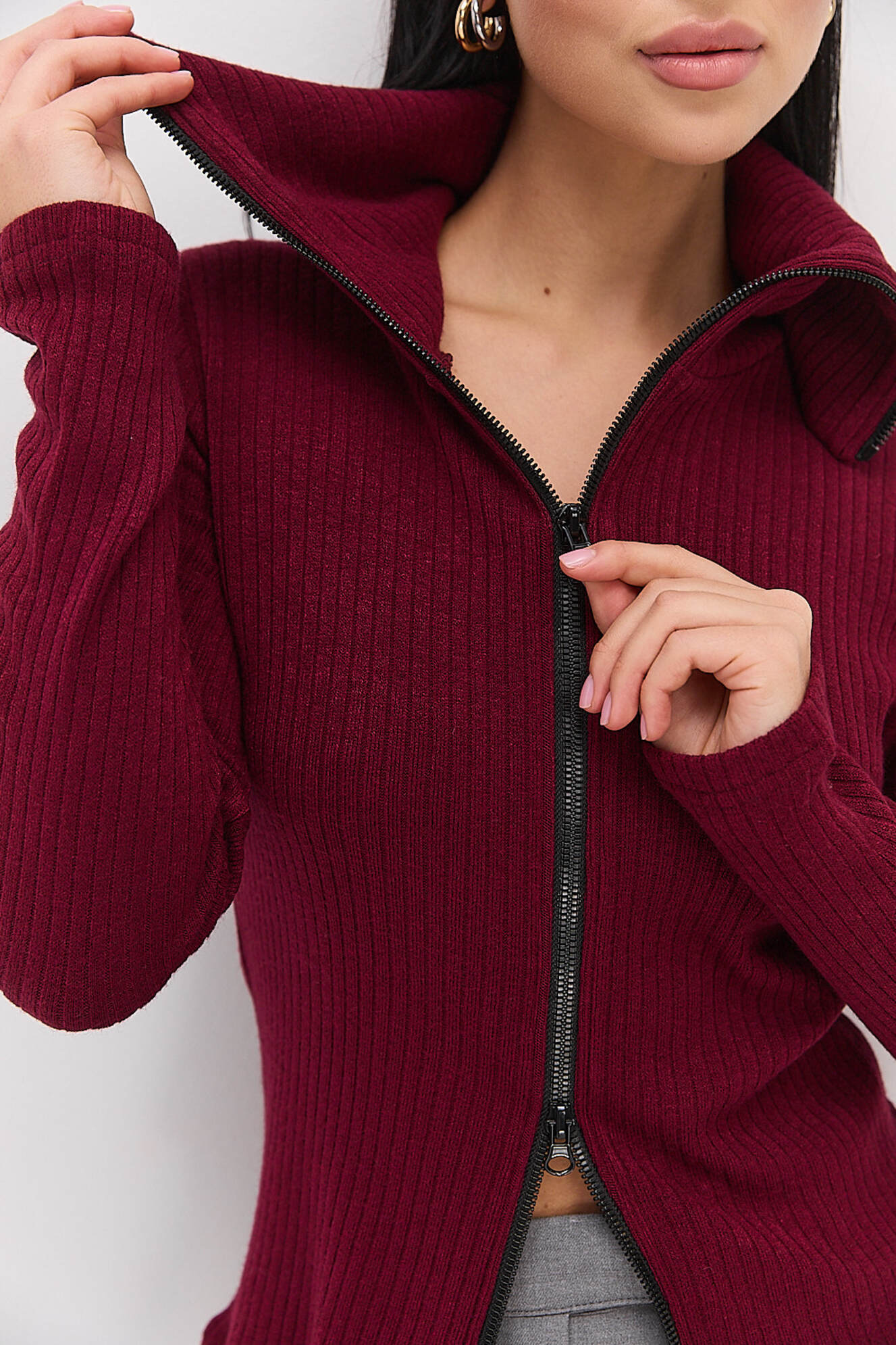 Жіноча трикотажна кофта на блискавці бордова з високим коміром
