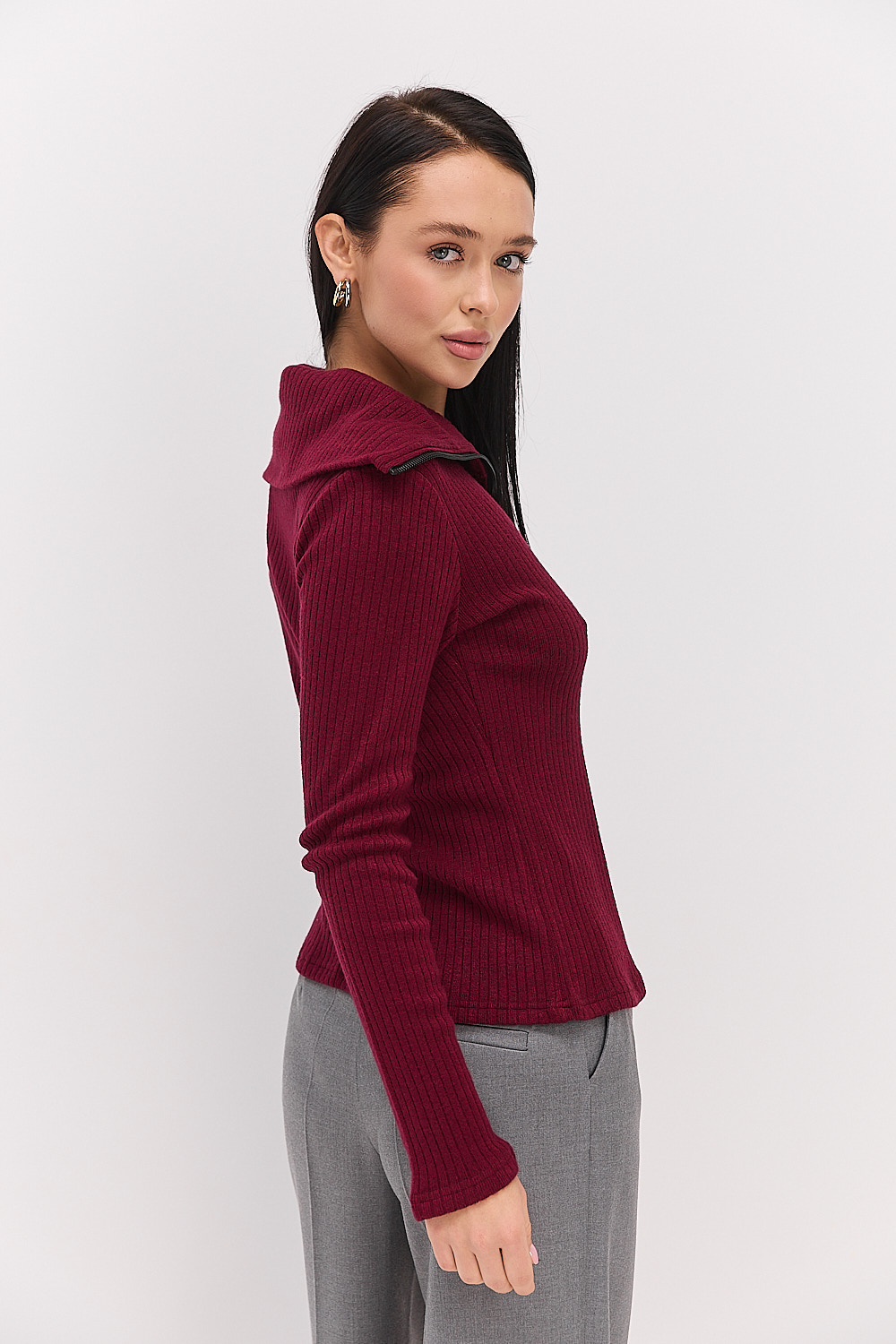 Жіноча трикотажна кофта на блискавці бордова з високим коміром