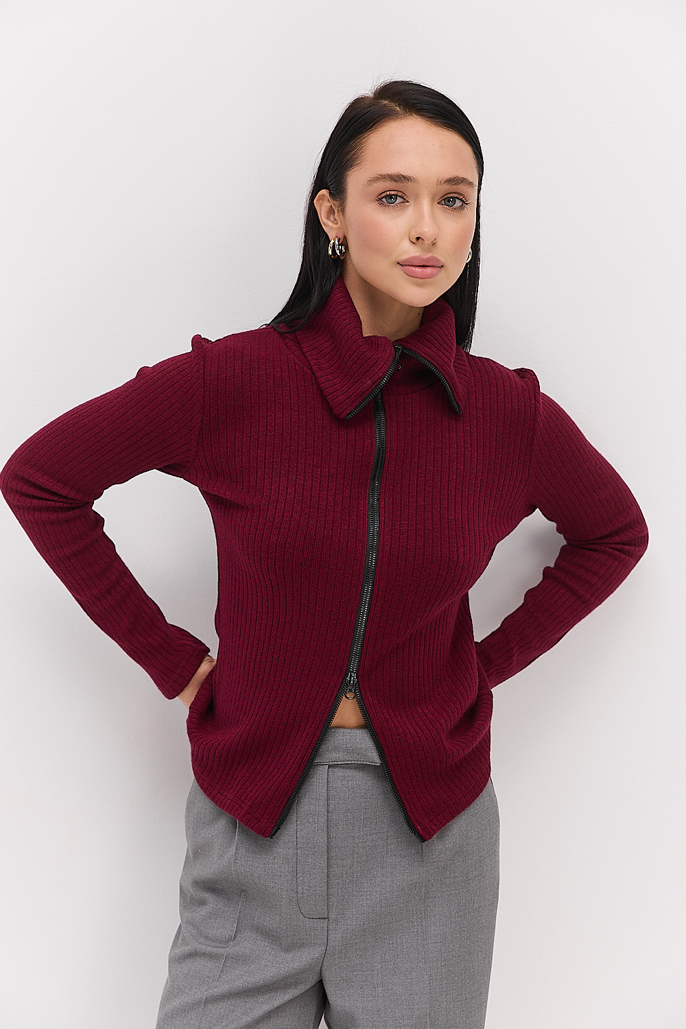 Жіноча трикотажна кофта на блискавці бордова з високим коміром