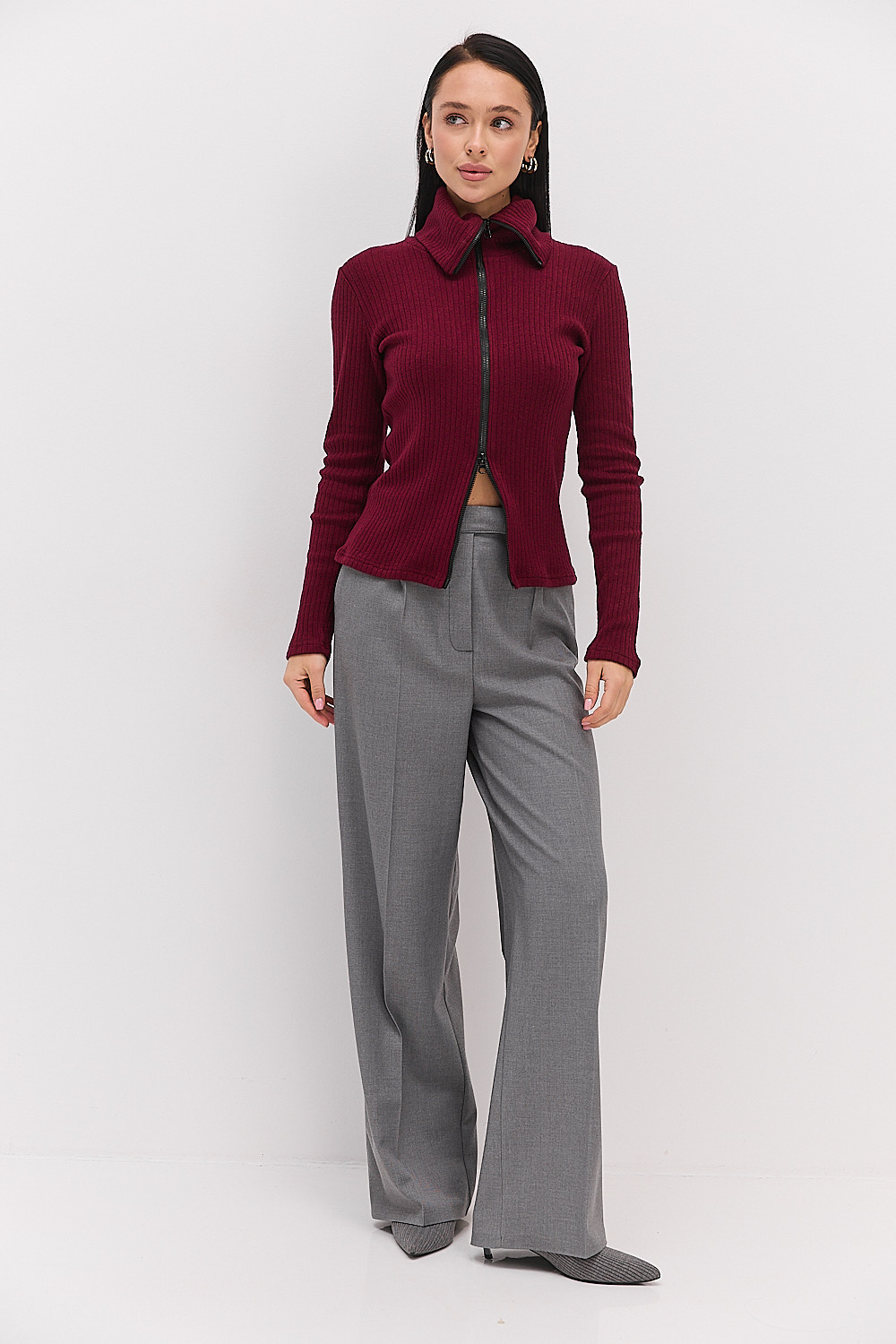 Жіноча трикотажна кофта на блискавці бордова з високим коміром