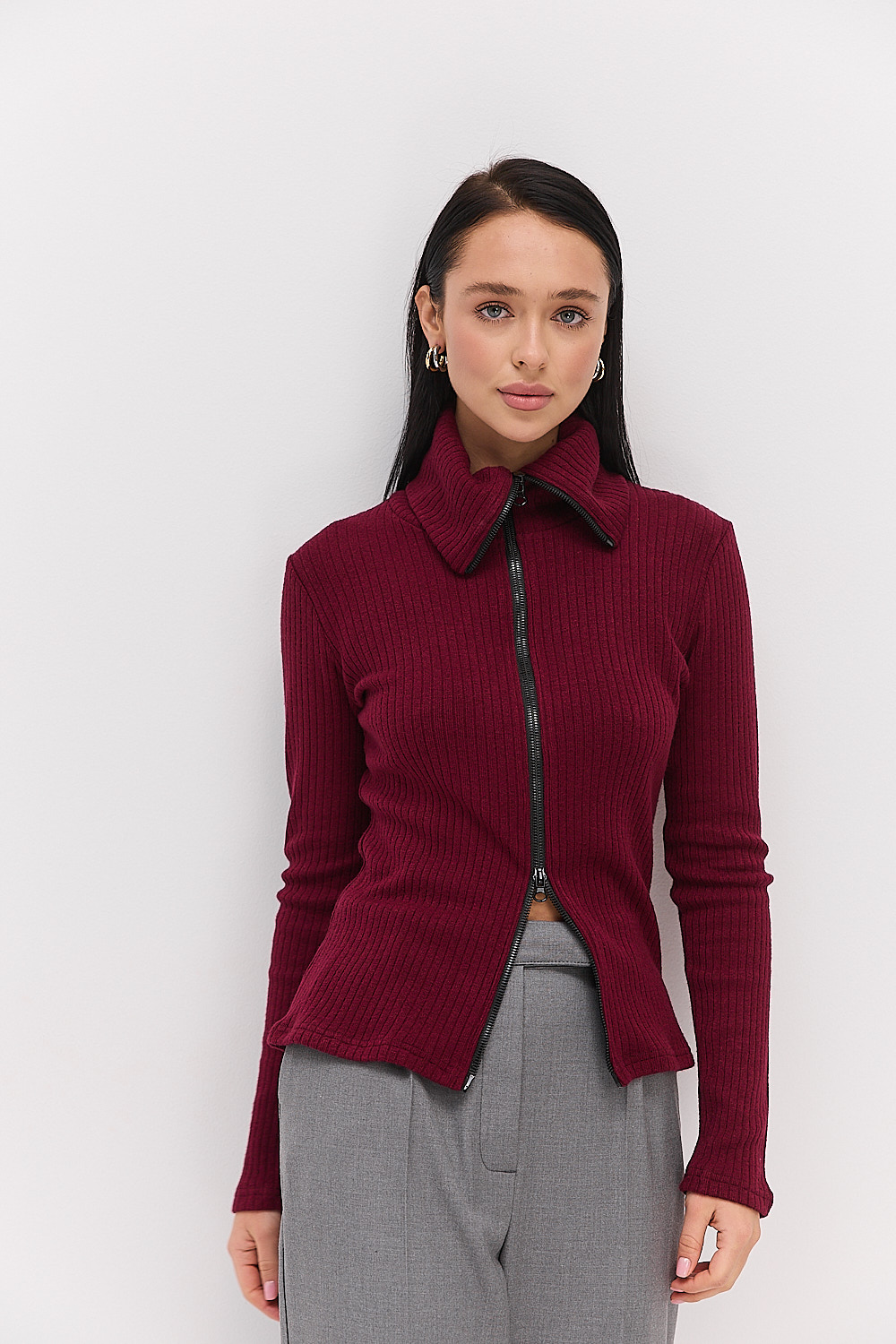 Жіноча трикотажна кофта на блискавці бордова з високим коміром