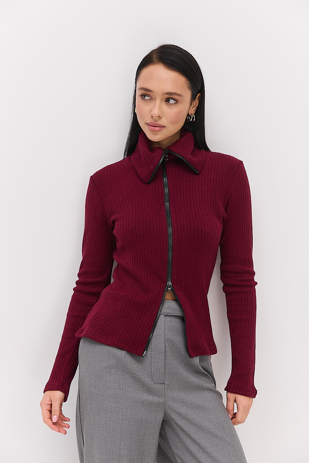 Жіноча трикотажна кофта на блискавці бордова з високим коміром