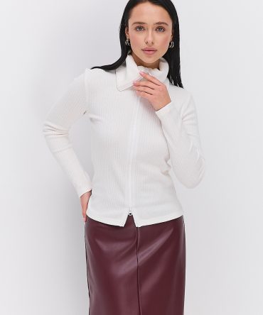 Жіноча трикотажна кофта на блискавці молочна з високим коміром