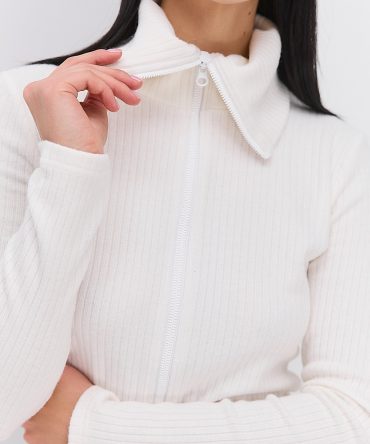 Жіноча трикотажна кофта на блискавці молочна з високим коміром