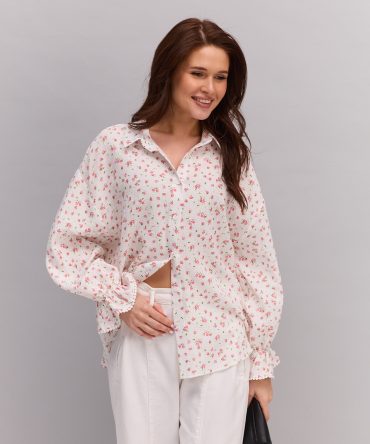 Жіноча сорочка oversize молочна з рожевими трояндами
