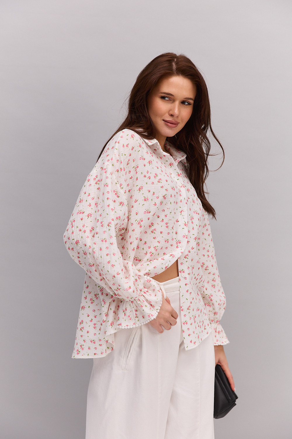 Жіноча сорочка oversize молочна з рожевими трояндами