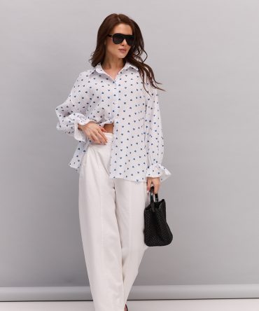 Жіноча сорочка oversize молочна з блакитними серденьками
