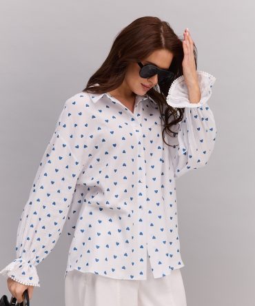 Жіноча сорочка oversize молочна з блакитними серденьками