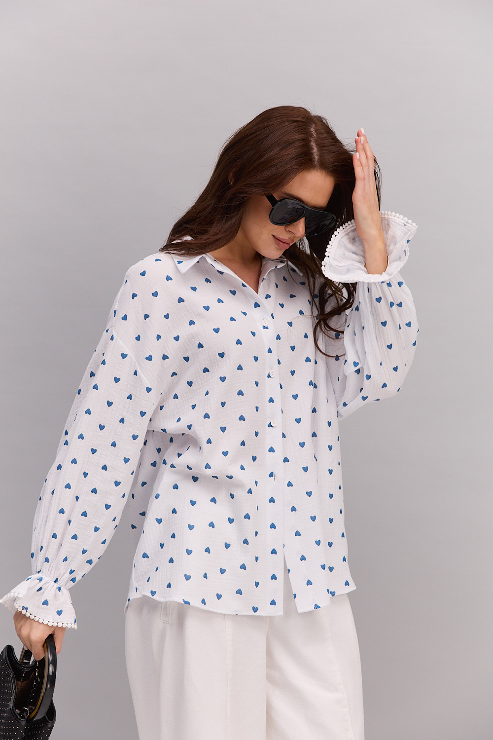 Жіноча сорочка oversize молочна з блакитними серденьками