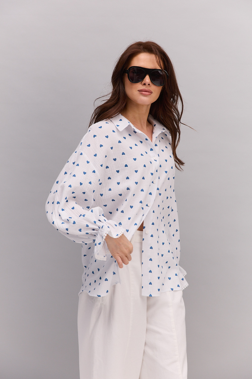 Жіноча сорочка oversize молочна з блакитними серденьками