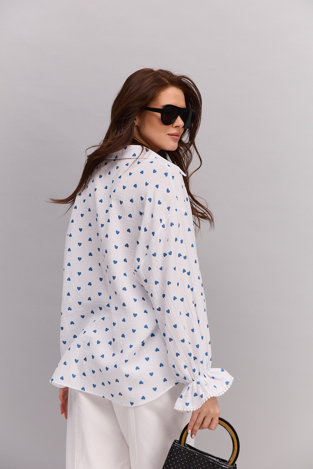 Жіноча сорочка oversize молочна з блакитними серденьками