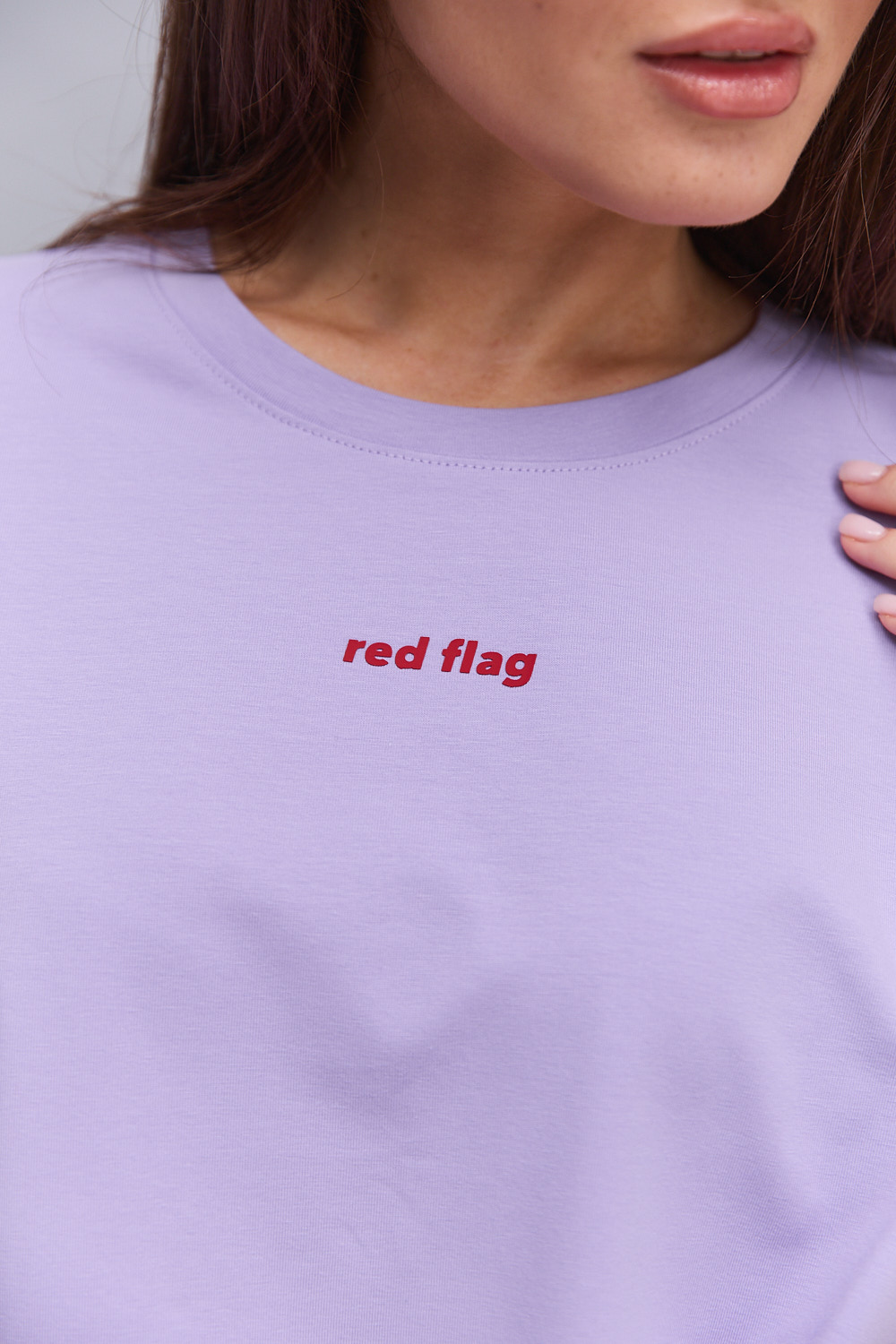 Жіноча футболка oversize світло-фіолетова з принтом red flag