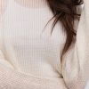 В`язана жіноча кофта в дрібну сітку молочна
